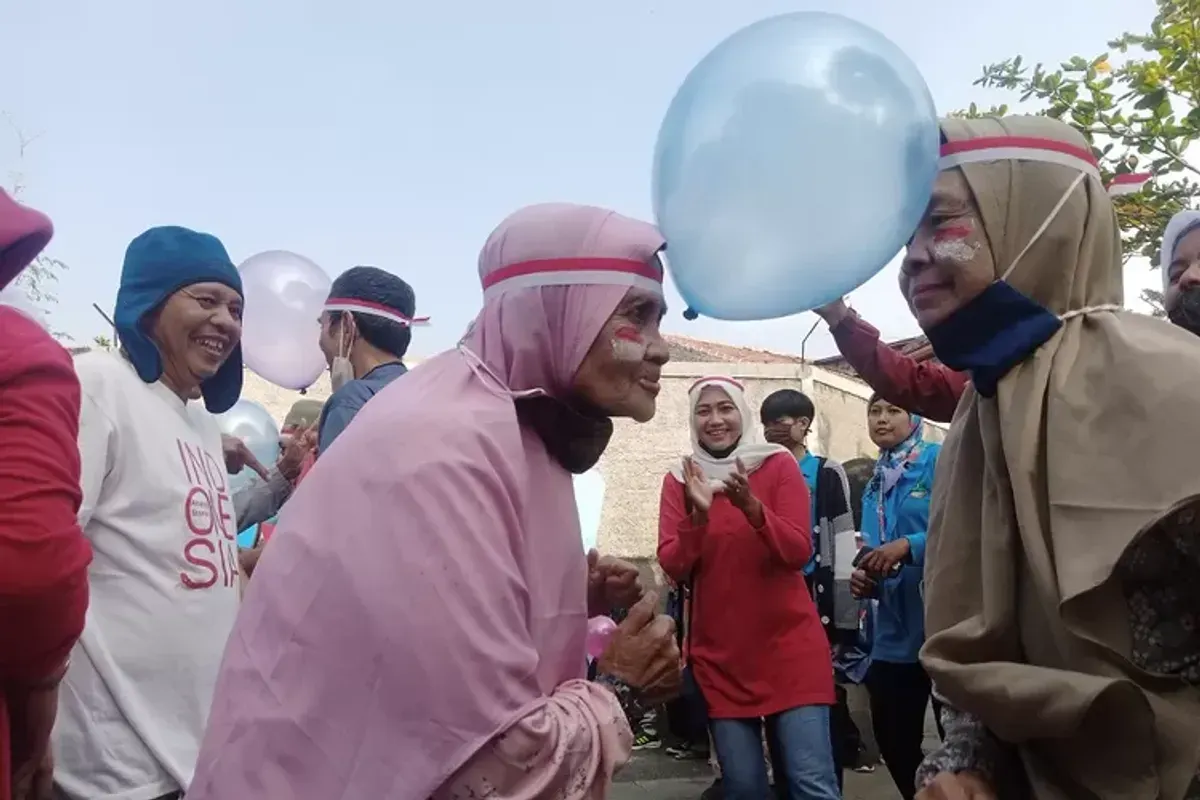 Lomba agustusan biasa ditunggu-tunggu oleh anak-anak, pun dengan para lansia di Balai Palayanan Sosial Tresna Werdha (BPSTW) Ciparay. (Sumber: Ayobandung.id | Foto: Mildan Abdalloh)