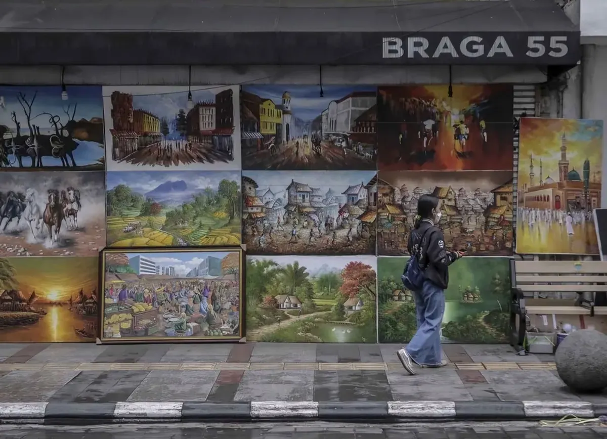 Jalan Braga tidak hanya menjadi saksi bisu kemegahan masa lalu, tapi juga rumah bagi seniman jalanan yang menantang arus zaman lewat goresan kanvas. (Sumber: Ayobandung.id)