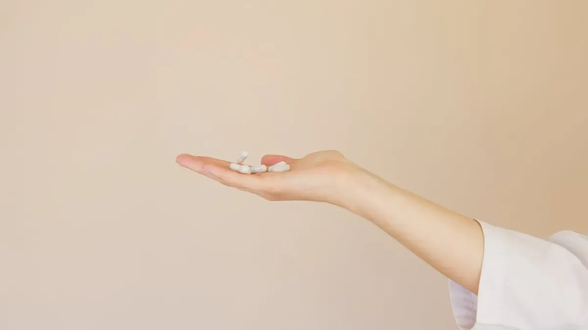 Dari dulu eksistensi apoteker di masyarakat belum setenar dokter ataupun perawat dan profesi tenaga kesehatan lainnya. (Sumber: pexels/Artem Podrez)