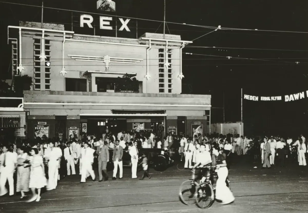 Para penonton Bioskop Rex Batavia saat pemutaran The Dawn Patrol tahun 1939. (Sumber: Leiden University Libraries Digital Collections)