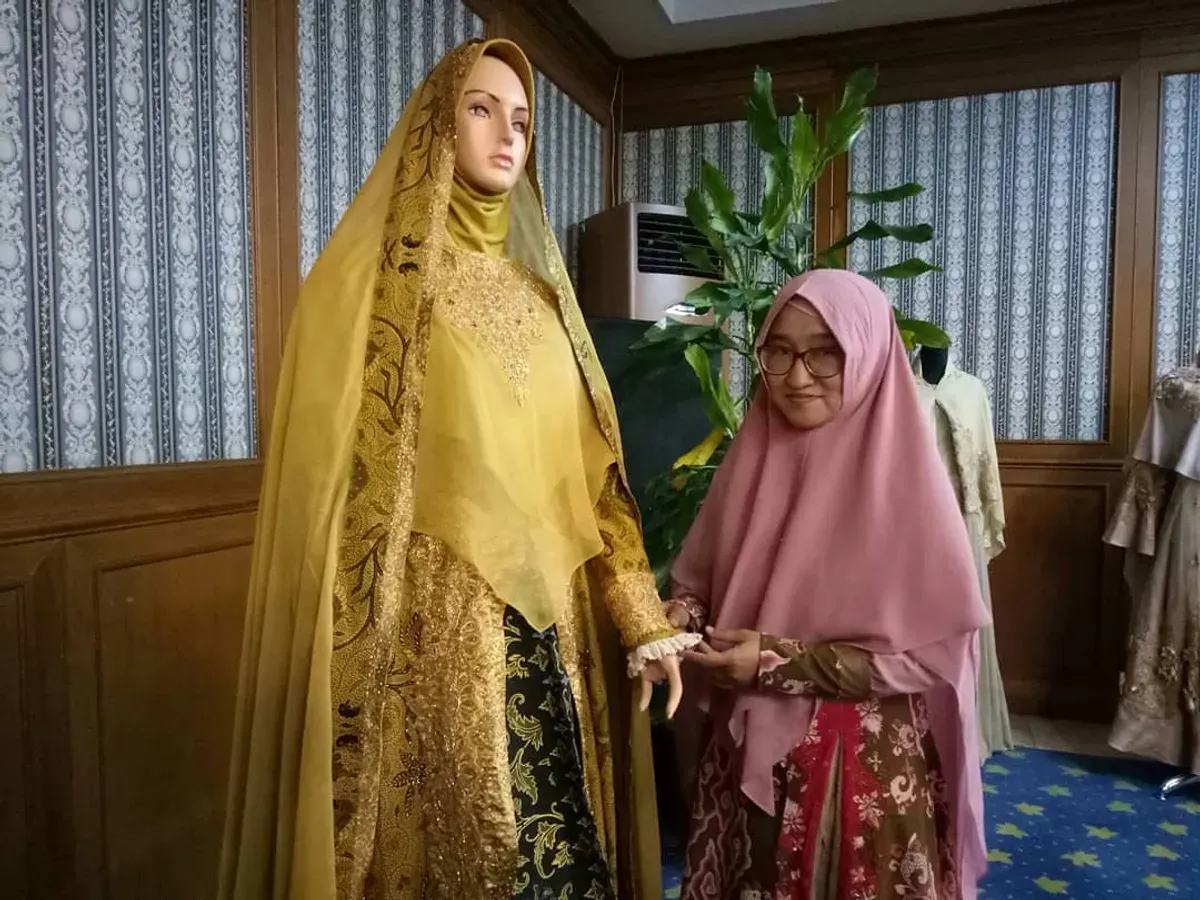 Nines Widosari Butique, sebuah usaha yang tak sekadar menjual busana muslim, melainkan juga menghadirkan semangat membumikan batik dalam kehidupan sehari-hari. (Sumber: Ayobandung.id | Foto: Eneng Reni Nuraisyah Jamil)