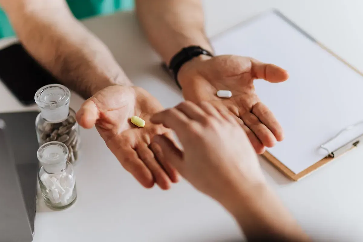 Dari dulu eksistensi apoteker di masyarakat belum setenar dokter ataupun perawat dan profesi tenaga kesehatan lainnya. (Sumber: Pexels/Kaboompics.com)