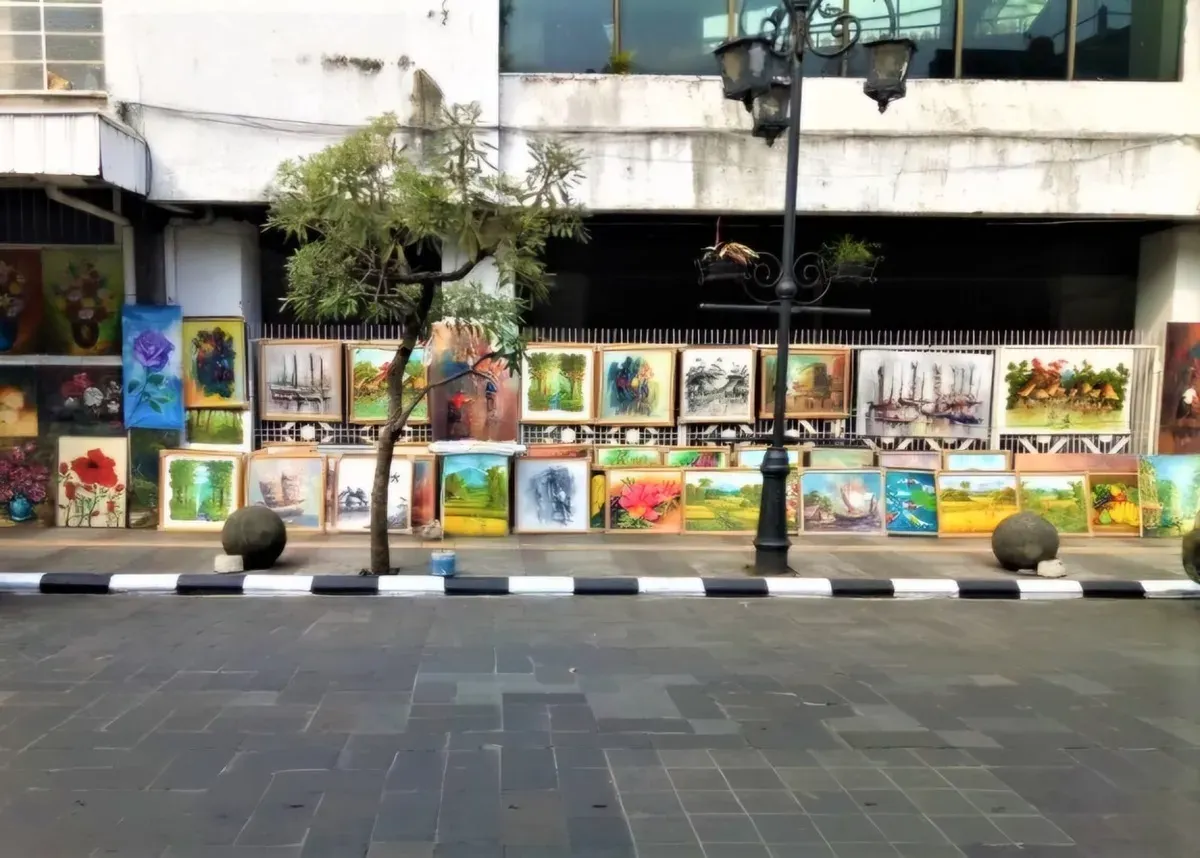Jalan Braga tidak hanya menjadi saksi bisu kemegahan masa lalu, tapi juga rumah bagi seniman jalanan yang menantang arus zaman lewat goresan kanvas. (Sumber: Ayobandung.id | Foto: Eneng Reni Nuraisyah Jamil)