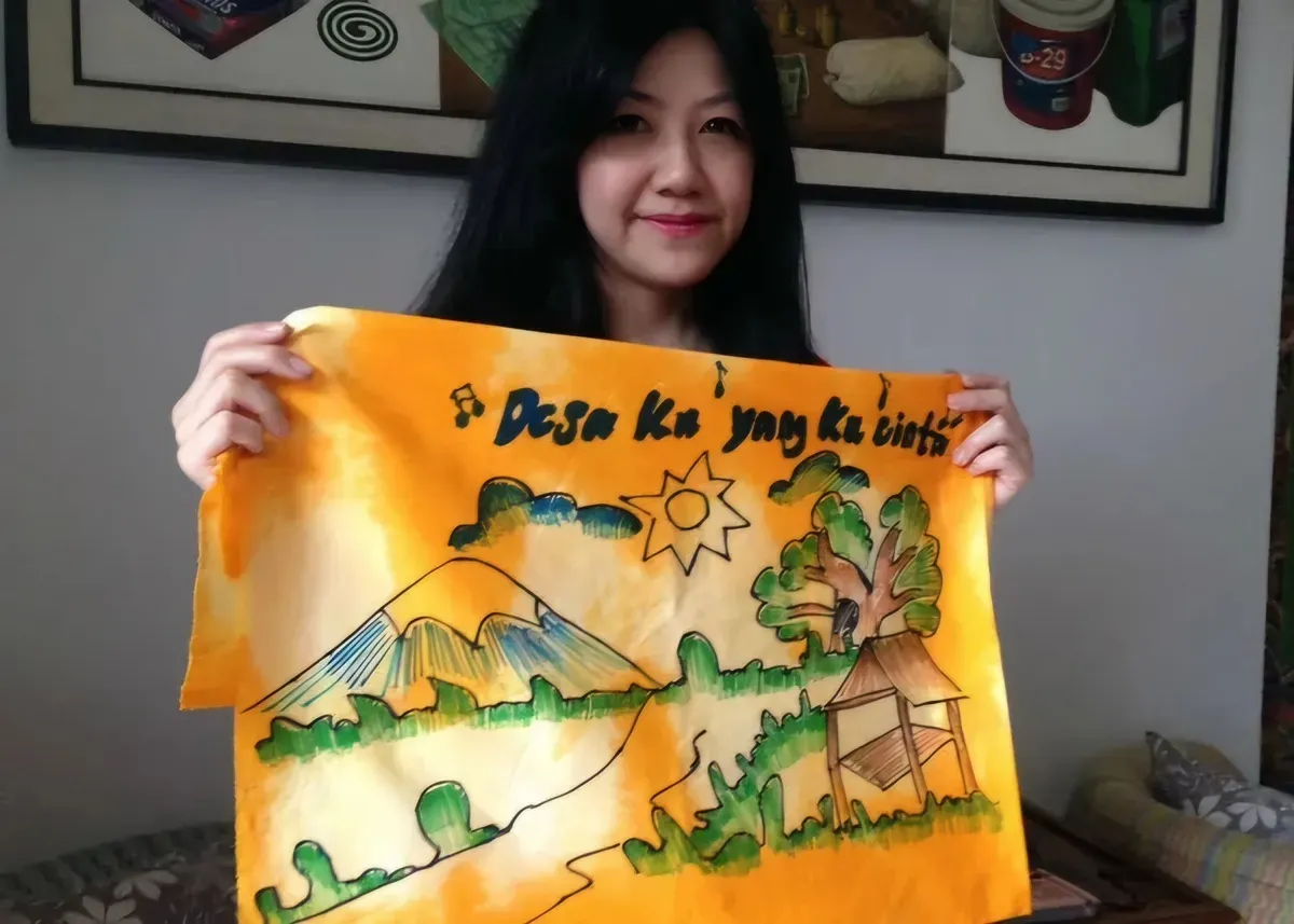 Lewat Zada Fashion Handmade, brand yang ia dirikan, Linawati menyuarakan keresahannya tentang lingkungan, budaya, dan masa kecil yang kini perlahan menghilang. (Sumber: Ayobandung.id | Foto: Eneng Reni Nuraisyah Jamil)