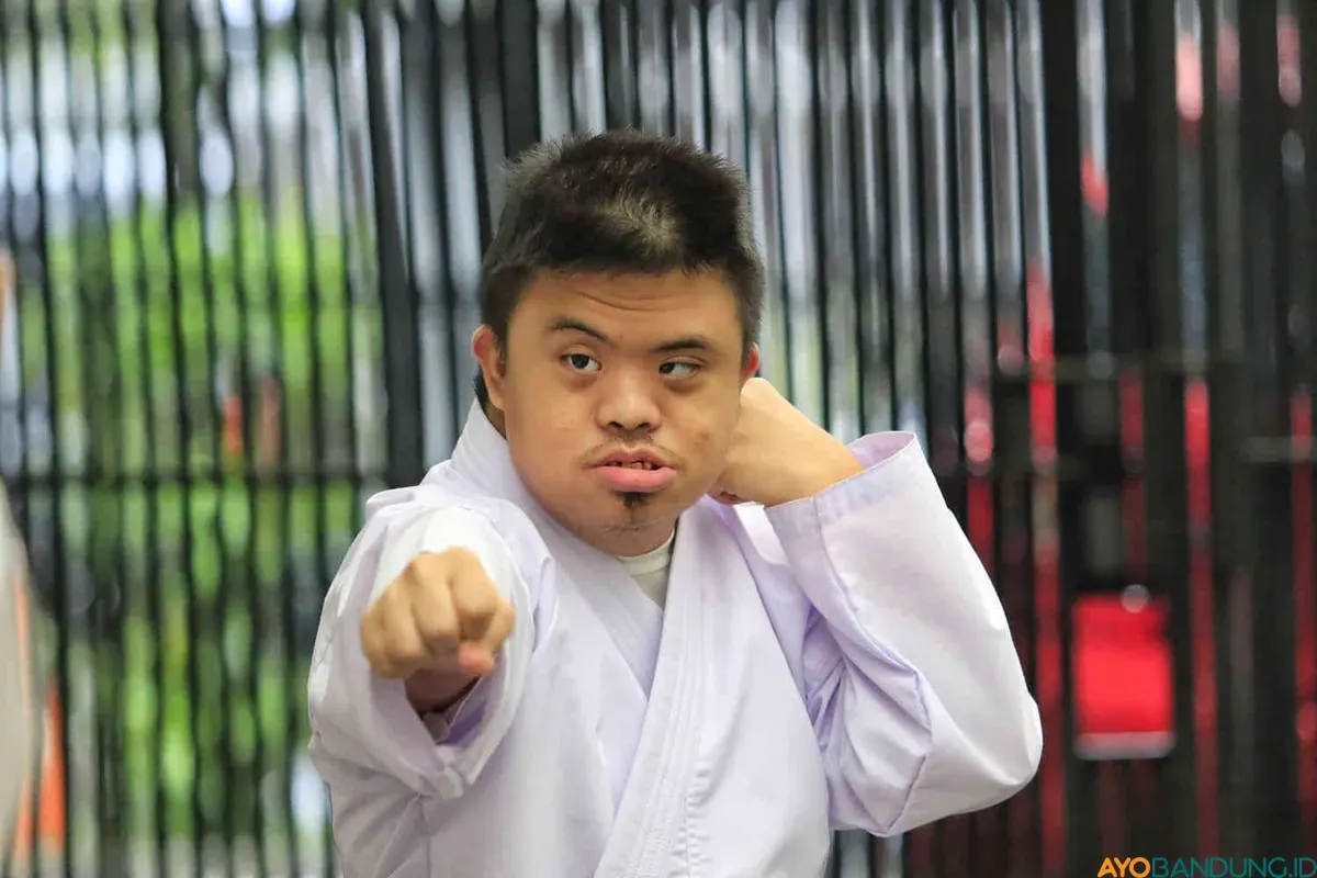 Anak dengan down syndrome berlatih karate di Pusat Informasi dan Kegiatan Persatuan Orang Tua Anak Dengan Down Syndrome (PIK Potads) Jawa Barat, Jalan Nanas, Kota Bandung, Senin 4 Agustus 2025. (Sumber: ayobandung.id | Foto: Irfan Al- Faritsi)