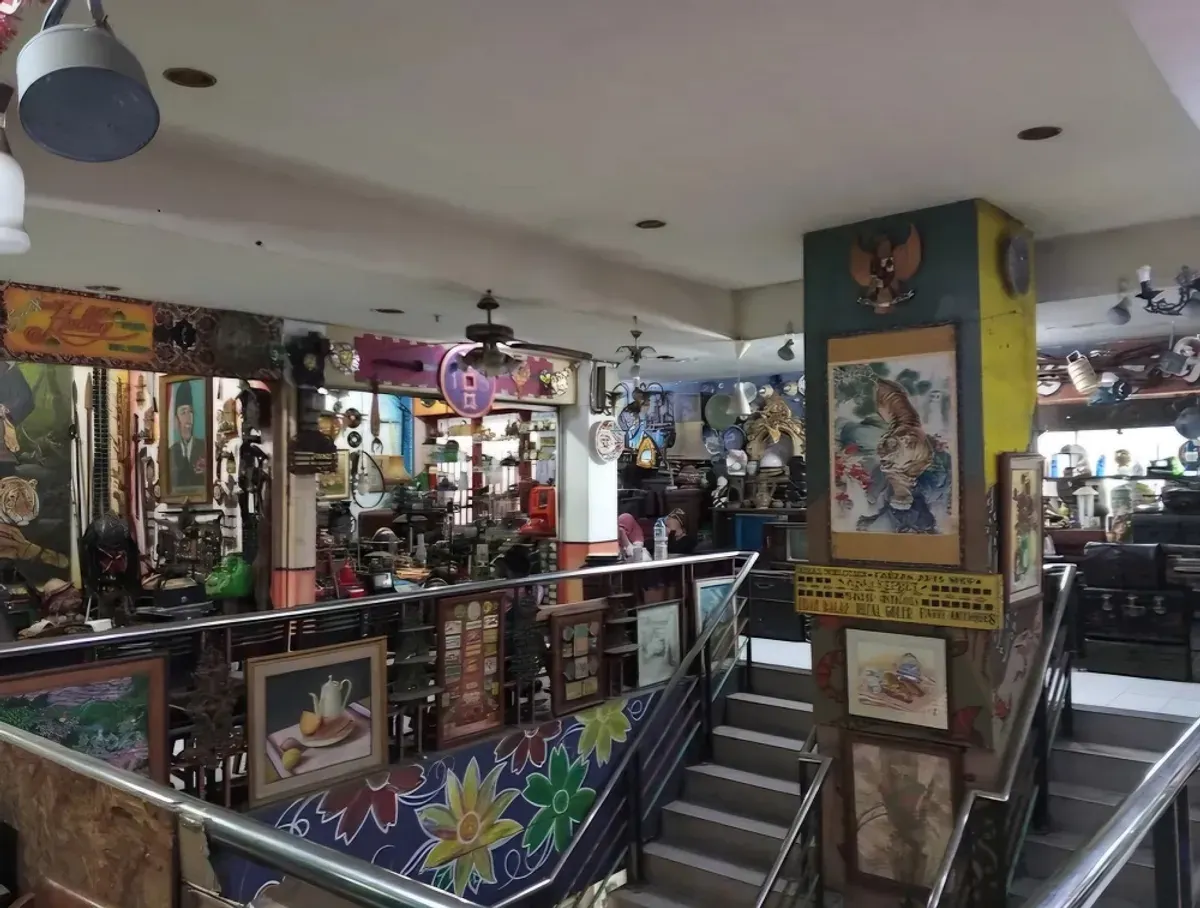 Pasar Barang Antik Cikapundung menjadi museum terbuka yang hidup, menjaga agar lembar demi lembar masa lampau tetap bisa diakses generasi mendatang.