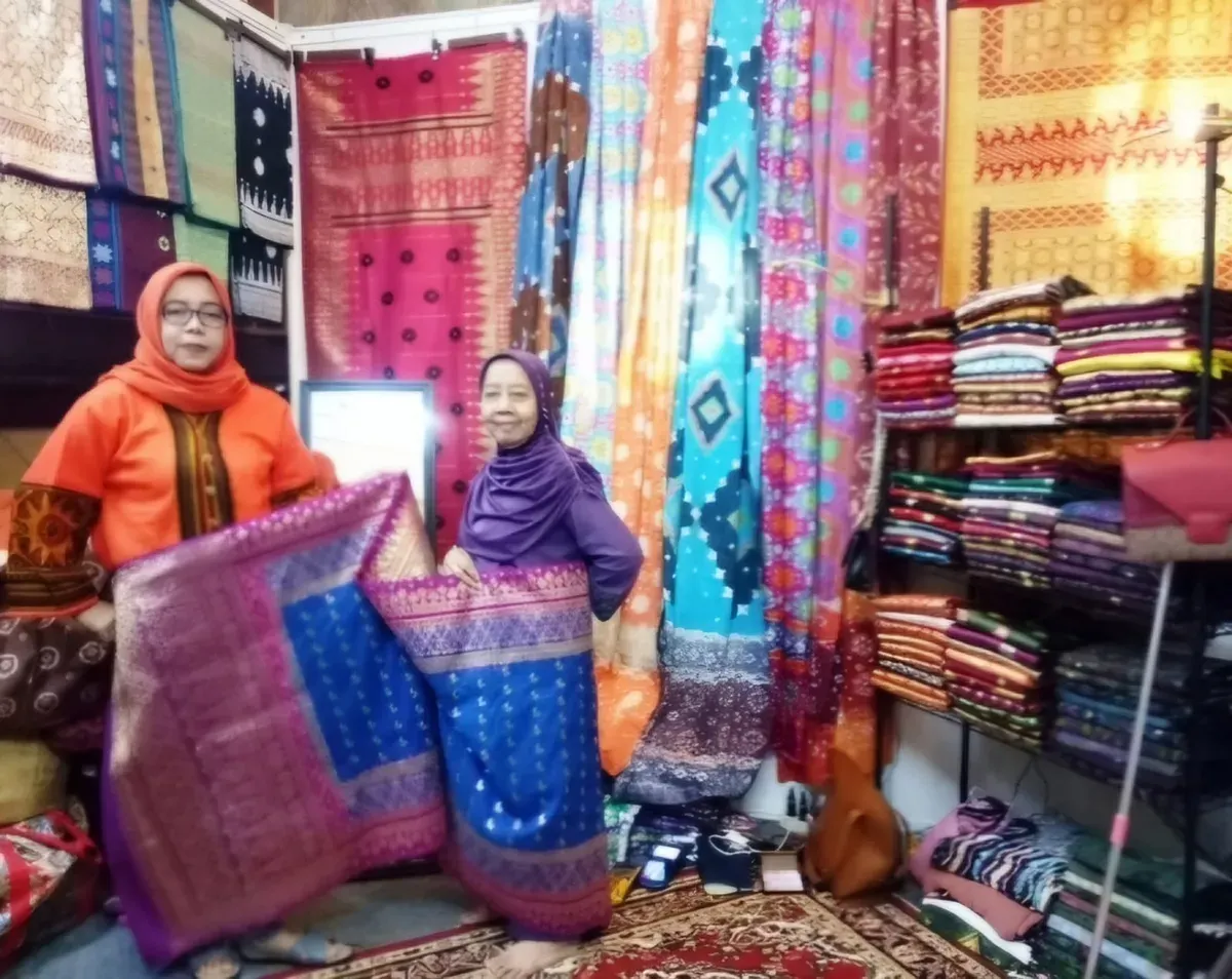 Duo Beradek Songket, usaha yang didirikan Rosalina dan saudarinya bukan sekadar bisnis kain tenun, melainkan pernyataan budaya yang terus hidup dan berkembang. (Sumber: Ayobandung.id | Foto: Eneng Reni Nuraisyah Jamil)