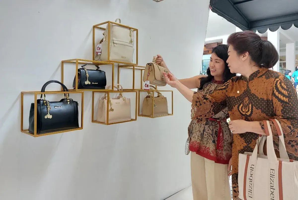 Lisa Subali dan Vernalyn Subali, generasi kedua dan ketiga pemilik brand lokal Elizabeth. (Sumber: Ayobandung.id | Foto: Eneng Reni Nuraisyah Jamil)