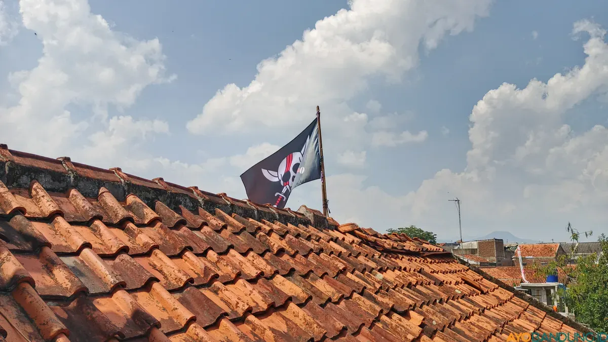 Bendera Jolly Roger alias bajak laut Akagami dalam serial One Piece berkibar di permukiman warga Kota Bandung. (Sumber: ayobandung.id | Foto: Gilang Fathu Romadhan)