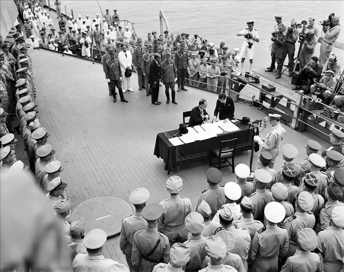 Proses Jepang menyerah tanpa syarat kepada Sekutu dalam Perang Dunia II di atas kapal USS Missouri. (Sumber: U.S. National Archives)
