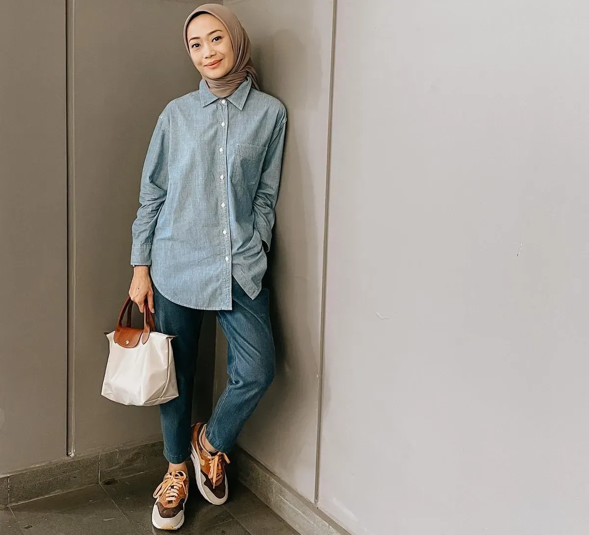 Di balik Ema Daily berdiri Ayu Aryuli, seorang selebgram, konsultan SDM, dan ikon modest fashion yang tak hanya memahami estetika, tetapi juga filosofi di balik gaya berhijab. (Sumber: instagram.com/ayuaryuli)