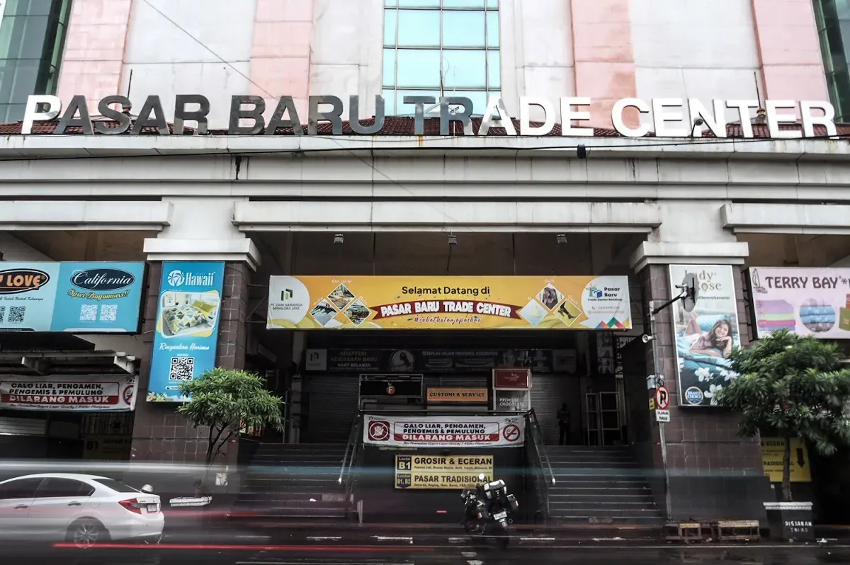 Sebagai pusat perbelanjaan tertua, Pasar Baru Bandung bukan sekadar tempat jual beli, namun juga saksi bisu perjalanan urban, budaya, dan semangat bertahan. (Sumber: Ayobandung.id)