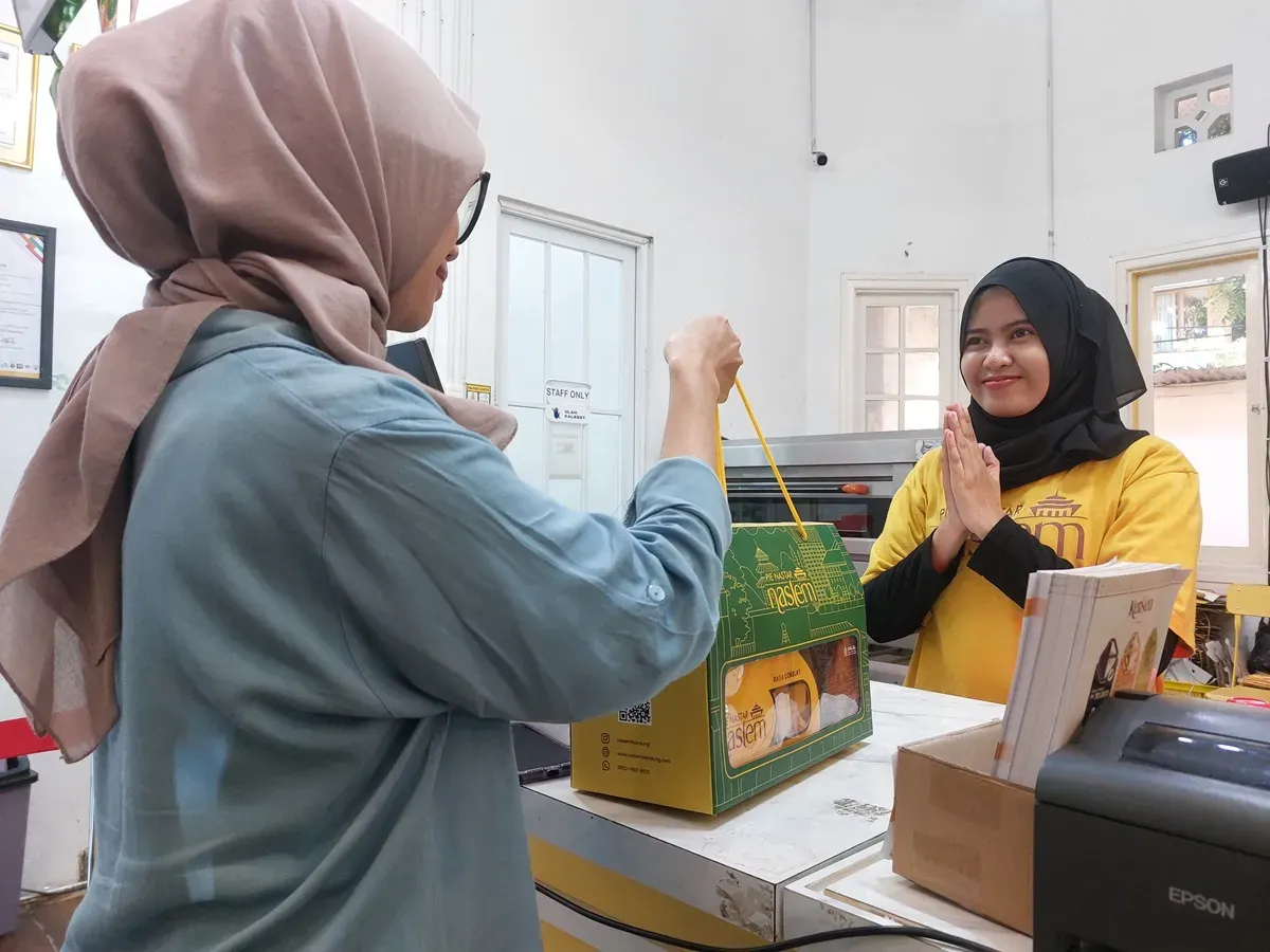 Inovasi kadang lahir dari keberanian memadukan dua hal yang tak lazim. Pie Nastar Naslem, bukti nyata kreativitas kuliner bisa melampaui batas tradisi. (Sumber: Ayobandung.id | Foto: Eneng Reni Nuraisyah Jamil)