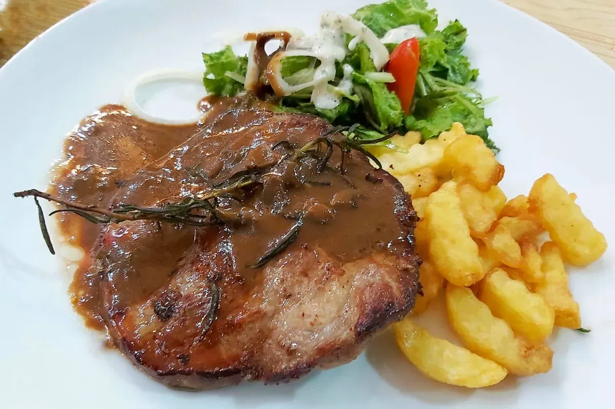 Bagaimana menghadirkan makanan berkualitas yang bisa dinikmati oleh lebih banyak orang, menjadi benih awal yang menumbuhkan D.A.R Steak and Cafe. (Sumber: Ayobandung.id | Foto: Eneng Reni Nuraisyah Jamil)