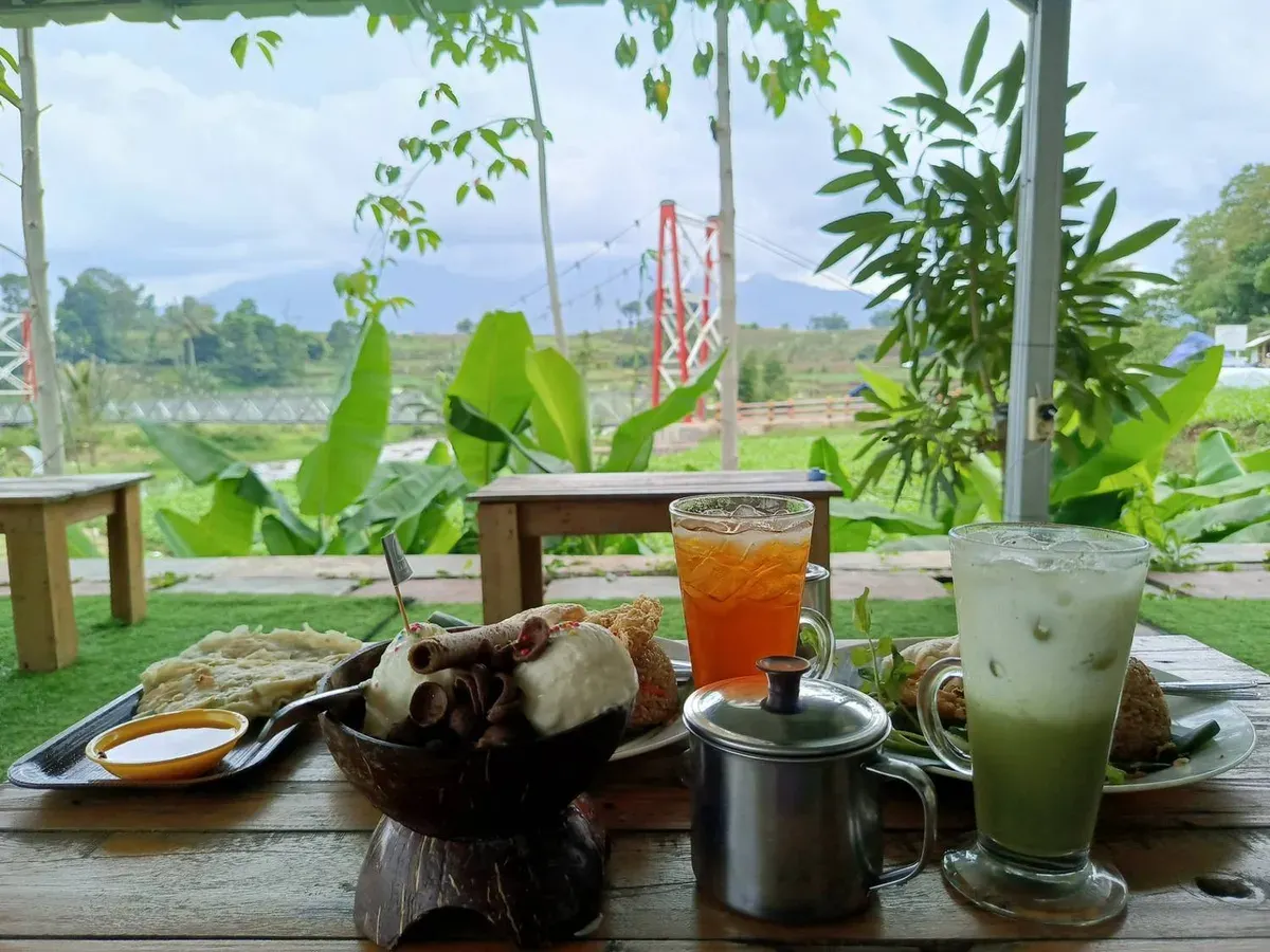 Menikmati Kuliner View Sawah (Sumber: Dokumentasi Penulis | Foto: Dias Ashari)
