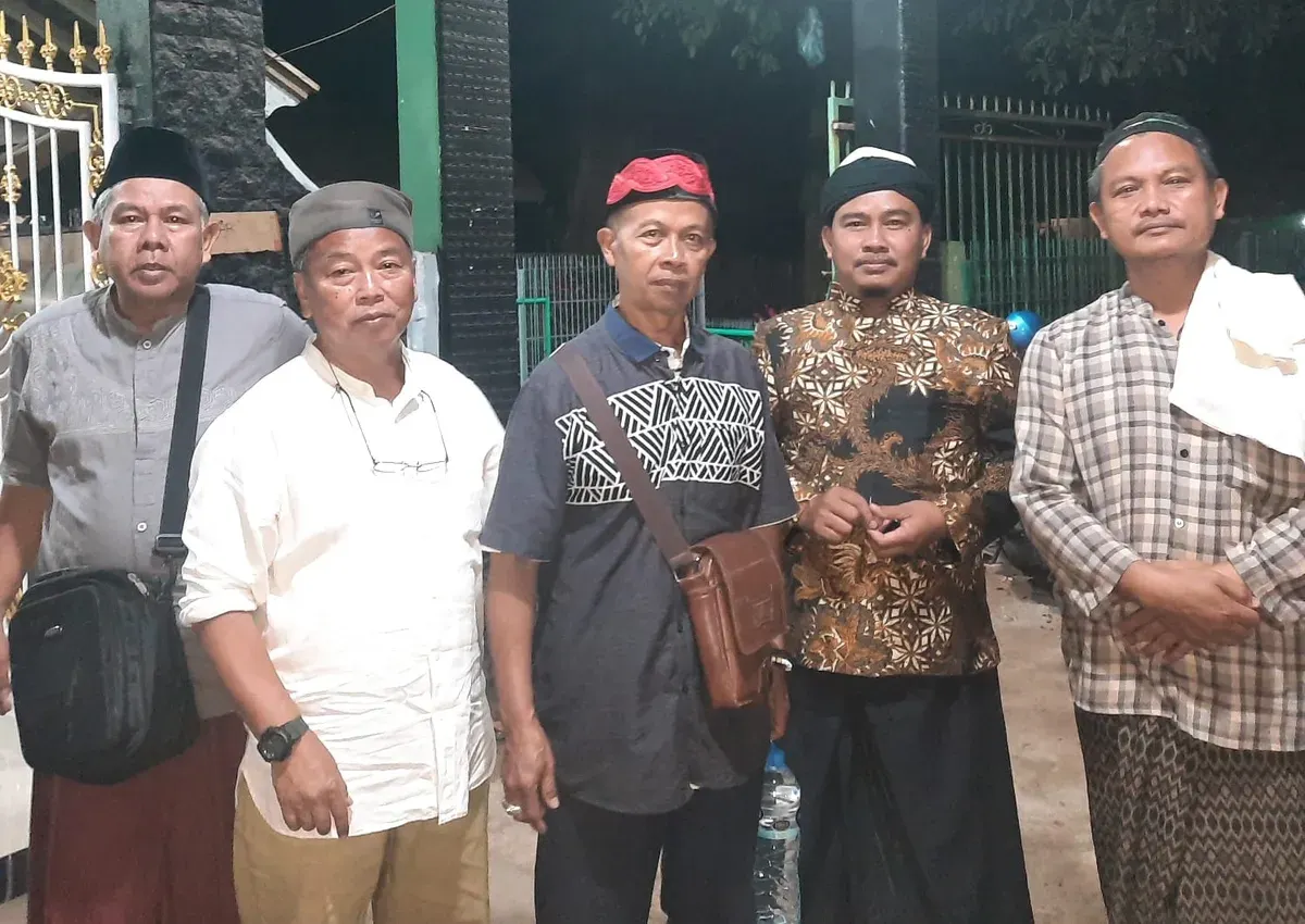 Rombongan peziarah ke Makam Mahmud. Situs ini terletak di Desa Mekar Rahayu, Kecamatan Margaasih, Kabupaten Bandung. (Sumber: Dokumentasi Penulis | Foto: Dudung Ridwan)