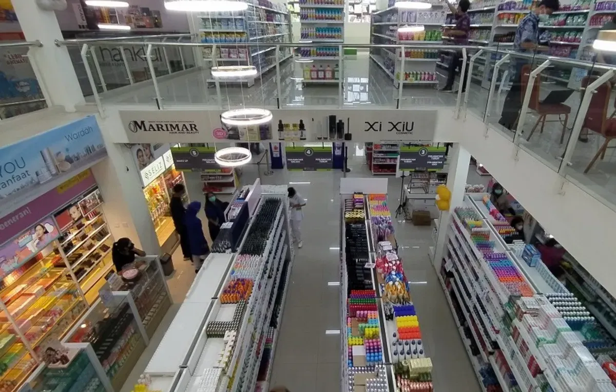 Dari sebuah toko kecil yang berdiri di Jalan Cibadak pada 1968, Seliz kini menjelma menjadi swalayan grosir modern yang melayani ribuan reseller dari berbagai kota. (Sumber: Ayobandung.id | Foto: Eneng Reni Nuraisyah Jamil)