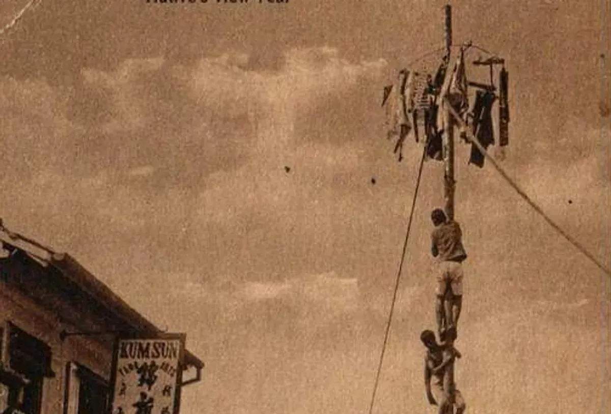 Panjat pinang di Makassar tahun 1920-an. (Sumber: KITLV)