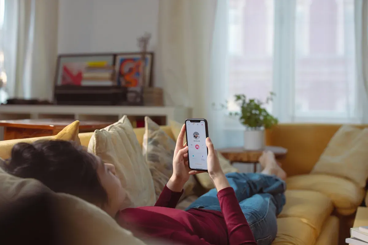 Seorang perempuan menggunakan fitur people nearby di ponselnya. (Sumber: pexels.com | Foto: cottonbro studio)