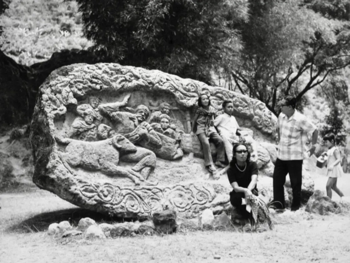 Pengunjung berfoto di relief adu domba jantan di Maribaya, sebelah timur Lembang tahun 1971. (Sumber: collectie.wereldculturen)