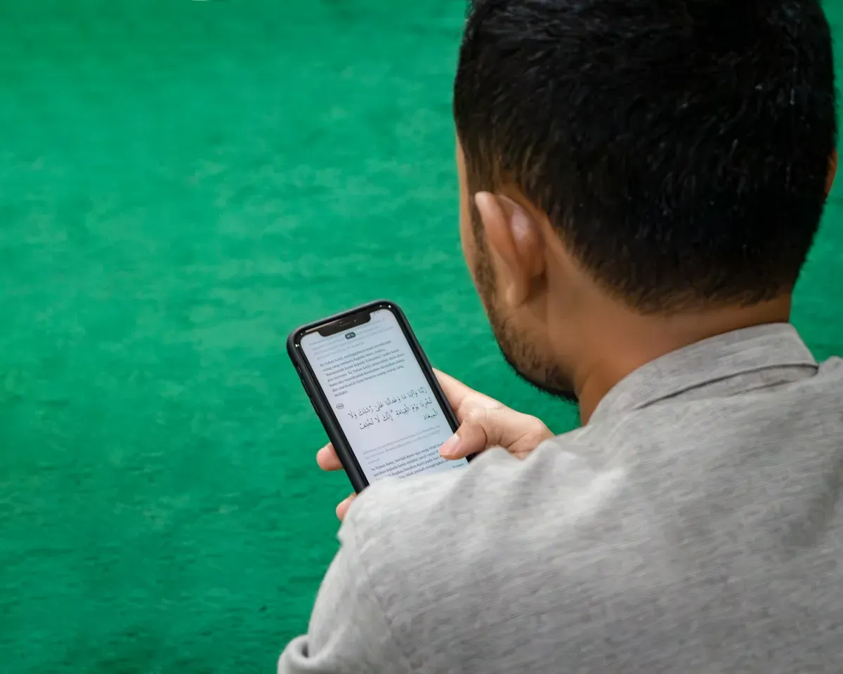 Teknologi modern harus diarahkan sesuai nilai Islam, dengan maqasid syariah sebagai kompas etis. (Sumber: Unsplash/Masjid Pogung Dalangan)