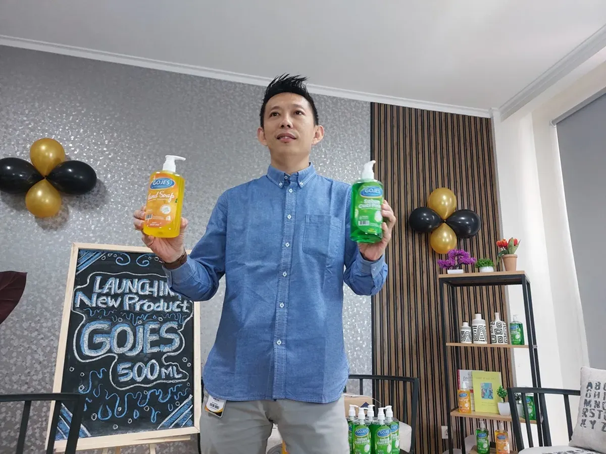 Andi tidak pernah membayangkan bahwa sebuah produk pembersih rumah tangga bisa menjadi pintu masuknya ke dunia bisnis yang penuh tantangan. (Sumber: Ayobandung.id | Foto: Eneng Reni Nuraisyah Jamil)