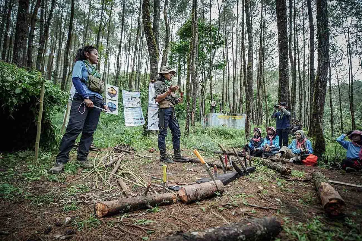 Ilustrasi Baju lapangan dan kemeja tactical yang dipakai untuk outdoor. (Foto: AyoBandung.com/Irfan Alfaritsi)