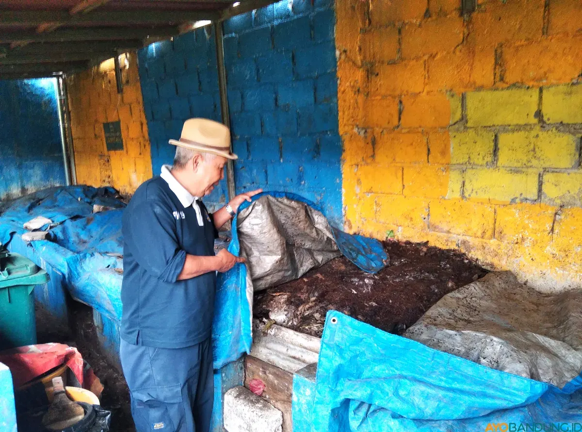 Dody Iriana Memed menjadi sosok yang menggulirkan program pengolahan sampah dan urban farming di Jasmine Integrated Farming di Kelurahan Antapani Tengah, Kecamatan Antapani, Kota Bandung. (Sumber: ayobandung.id | Foto: Muslim Yanuar Putra)
