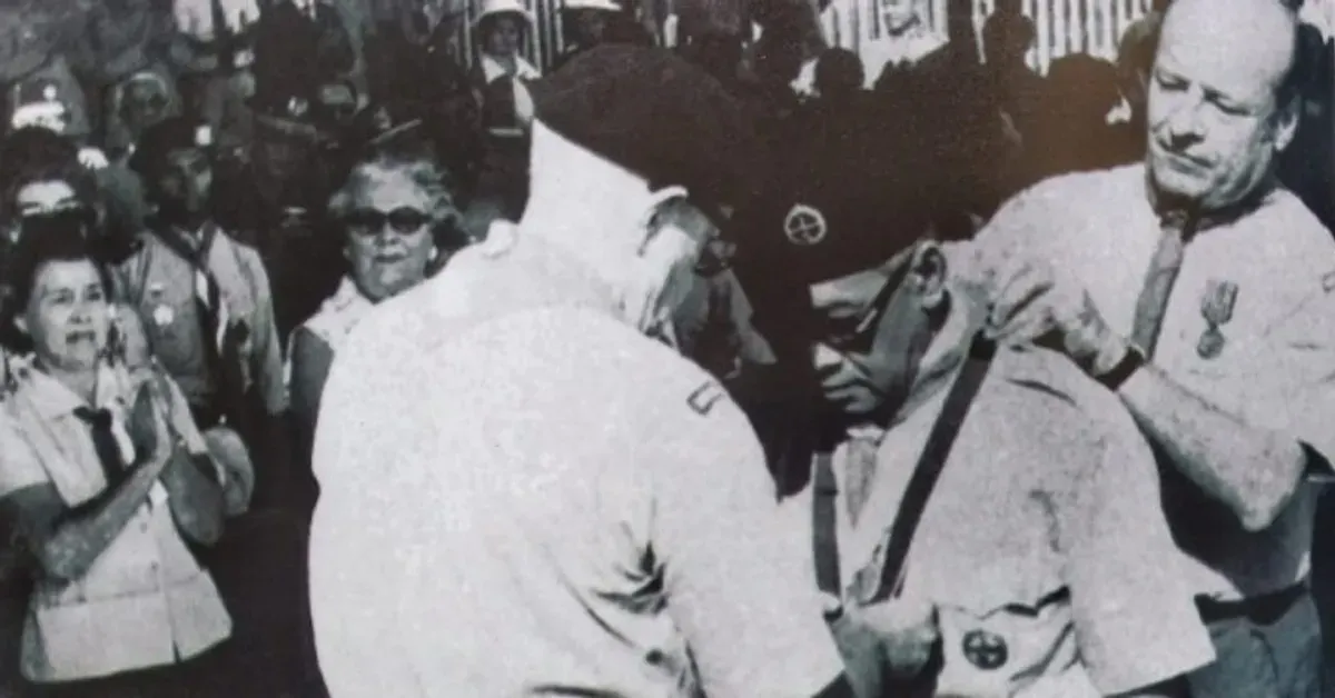 Sri Sultan Hamengkubuwono IX menerima penghargaan tertinggi Pramuka Dunia Bronze Wolf (Serigala Perunggu) dari Presiden World Scout Conference dalam sebuah upacara di Silang Monas, Jakarta, 1 Juni 1974. (Sumber: Pramuka DIY)