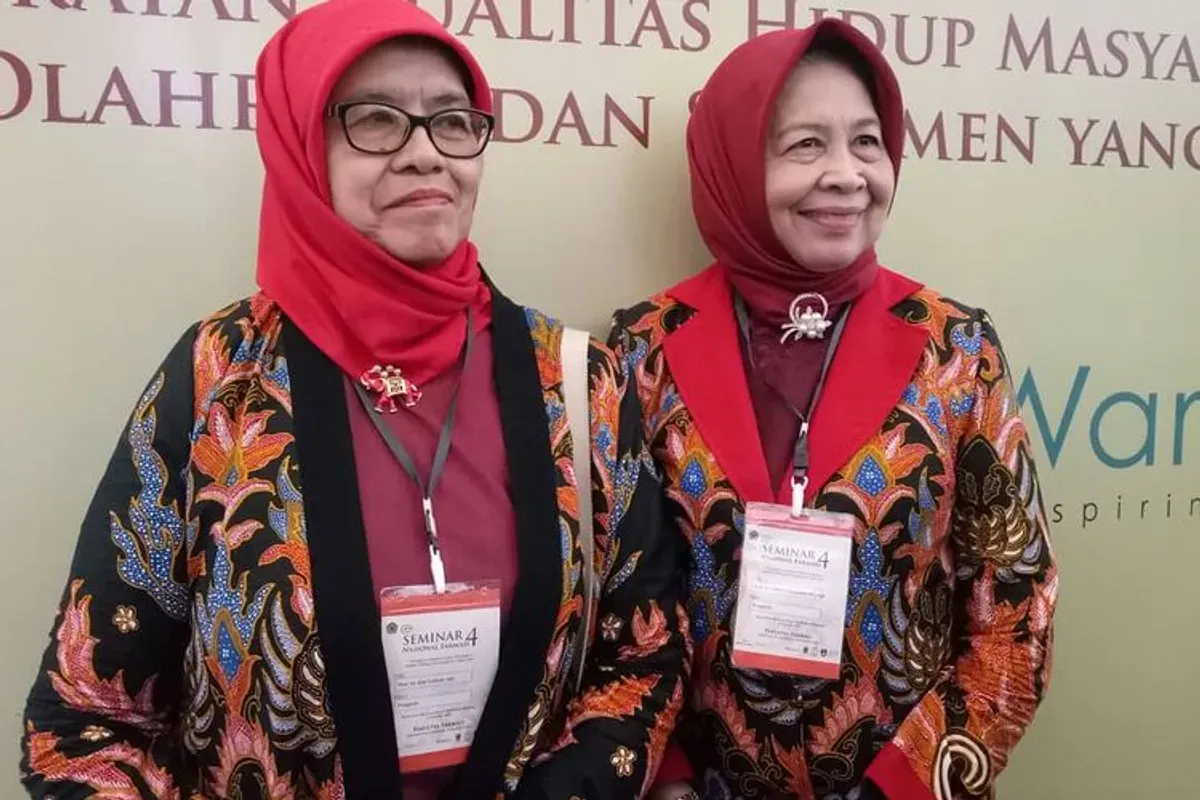 Prof. Afifah Sutjiatmo dan Prof. Elin Yulinah berhasil mengembangkan obat herbal dari tanaman cecendet atau ciplukan. (Sumber: Ayobandung.id | Foto: Eneng Reni Nuraisyah Jamil)
