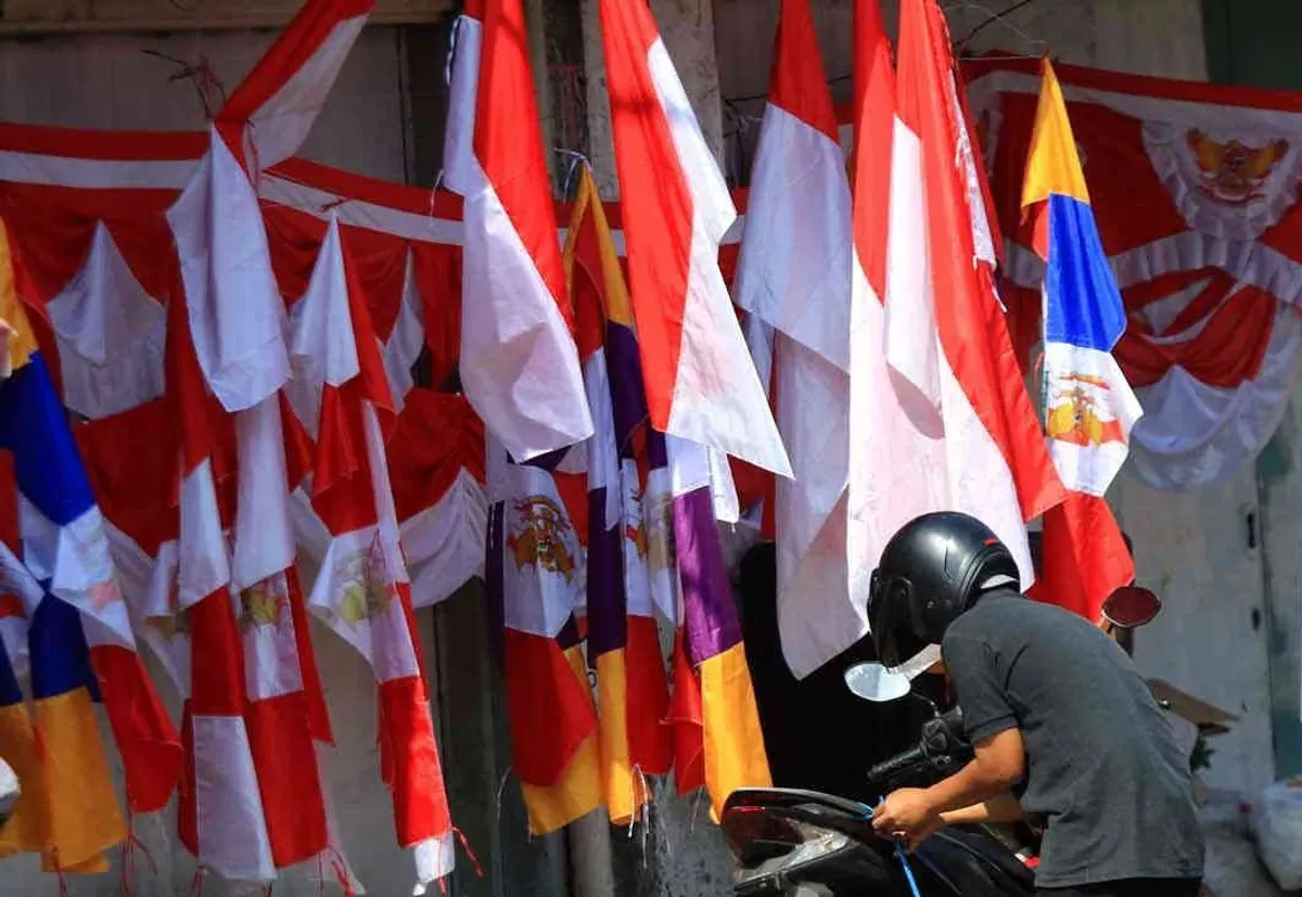 Warga membeli bendera merah putih di Jalan Ahmad Yani, Kota Bandung, Rabu 2 Agustus 2023. (Sumber: Ayobandung.id | Foto: Irfan Al-Faritsi)