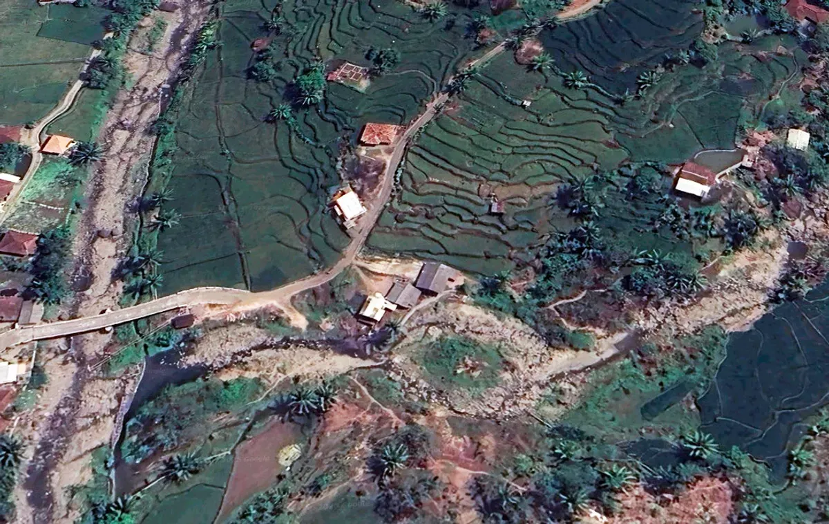 Sawah bertingkat di Desa Linggamanik, dengan Ci Pasarangan yang tampak kering. (Sumber: Citra satelit: Google maps)