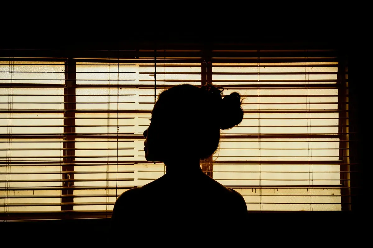 Dalam pernikahan dini, wanita cenderung lebih rentan menjadi korban karena kombinasi faktor biologis, psikologis, sosial, dan ekonomi. (Sumber: Unsplash | Foto: Jorge Salvador)
