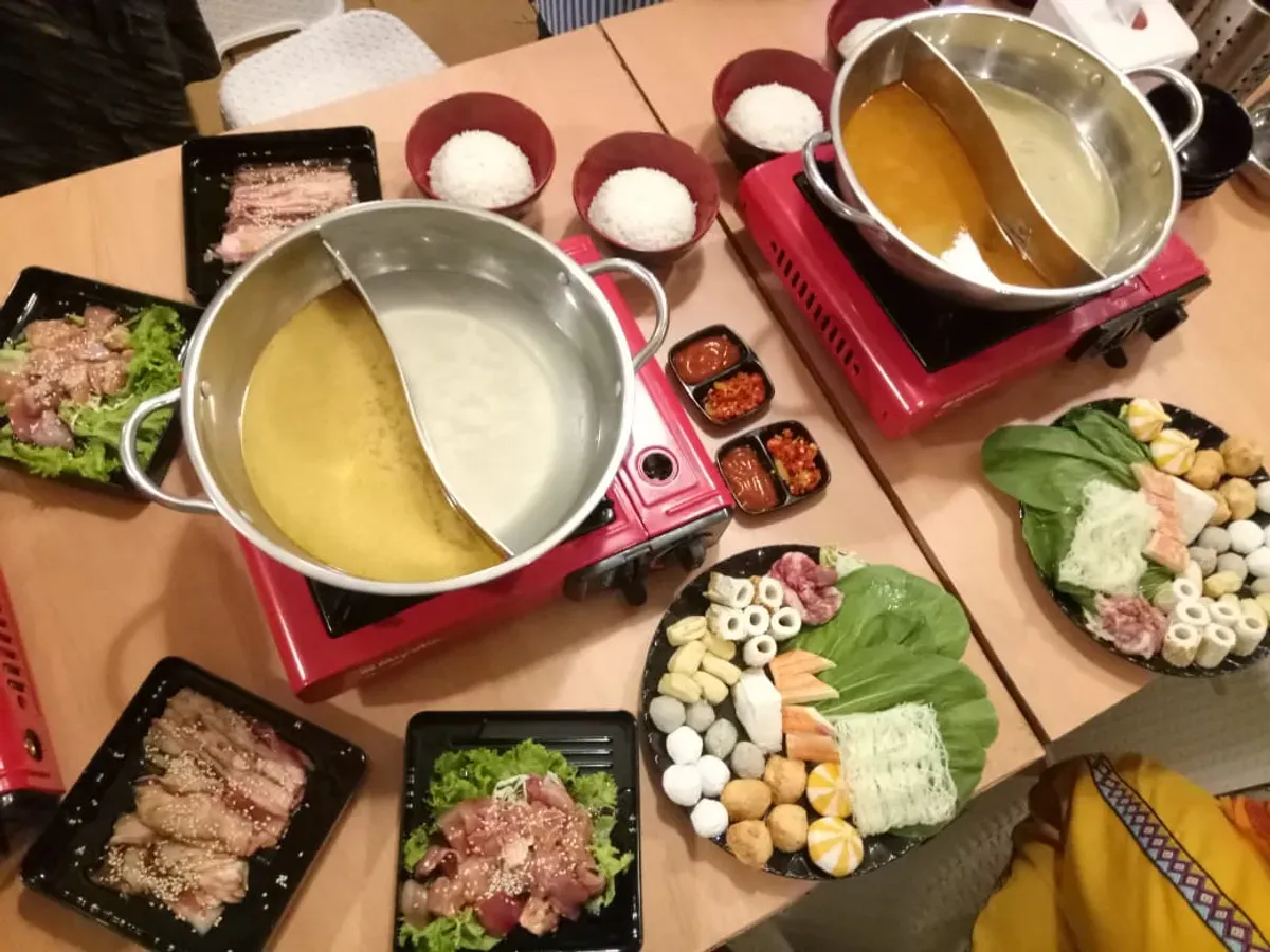 Berawal dari obrolan santai antara dua sahabat, ide mendirikan kedai suki dan grill muncul bukan dari ambisi besar, melainkan dari pengalaman pribadi. (Sumber: Ayobandung.id | Foto: Eneng Reni Nuraisyah Jamil)