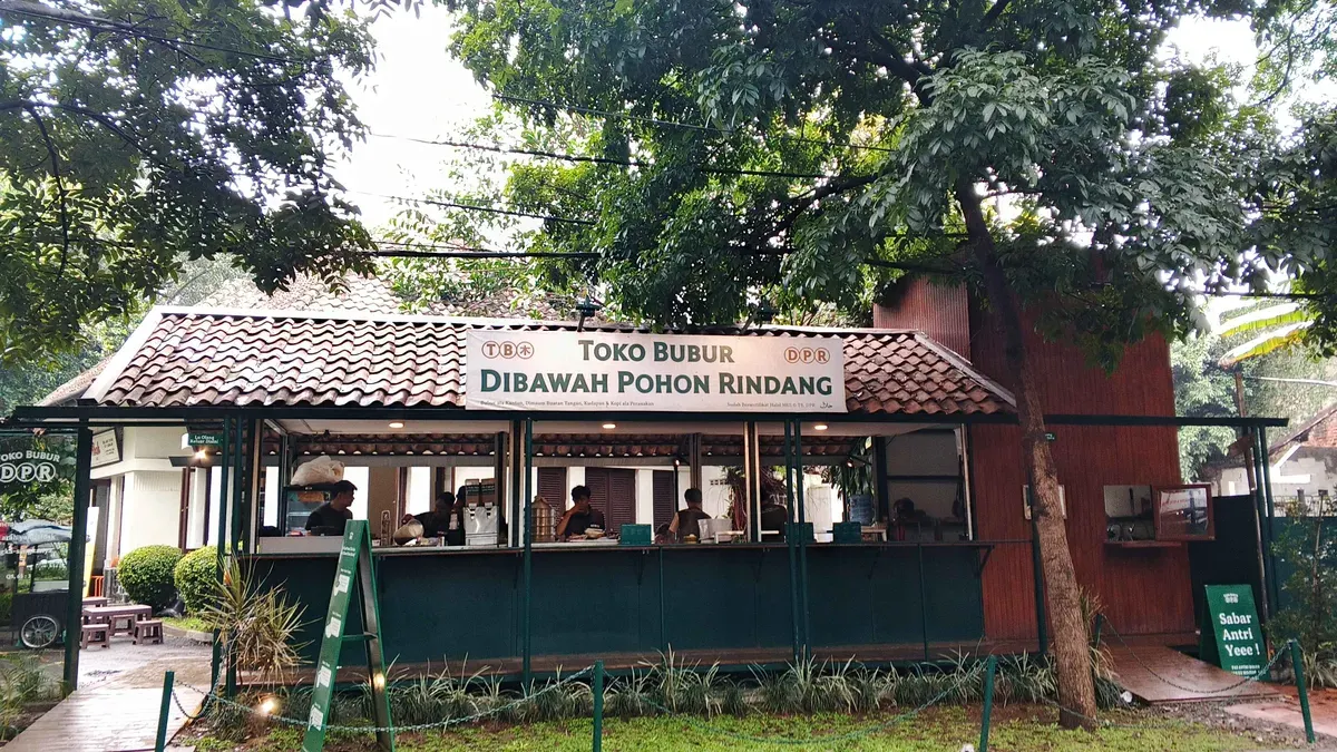 Toko Bubur DPR (Di Bawah Pohon Rindang) (Sumber: Dokumentasi Penulis | Foto: Dias Ashari)