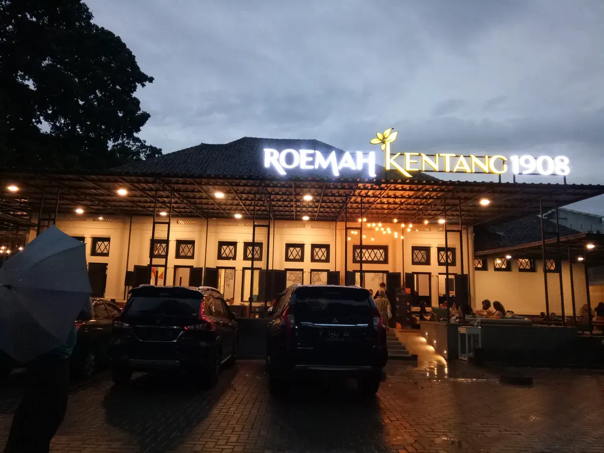 Penampakan depan dari resto hits di Kota Bandung, Roemah Kentang 1908. (Sumber: Ayobandung.id | Foto: Eneng Reni Nuraisyah Jamil)