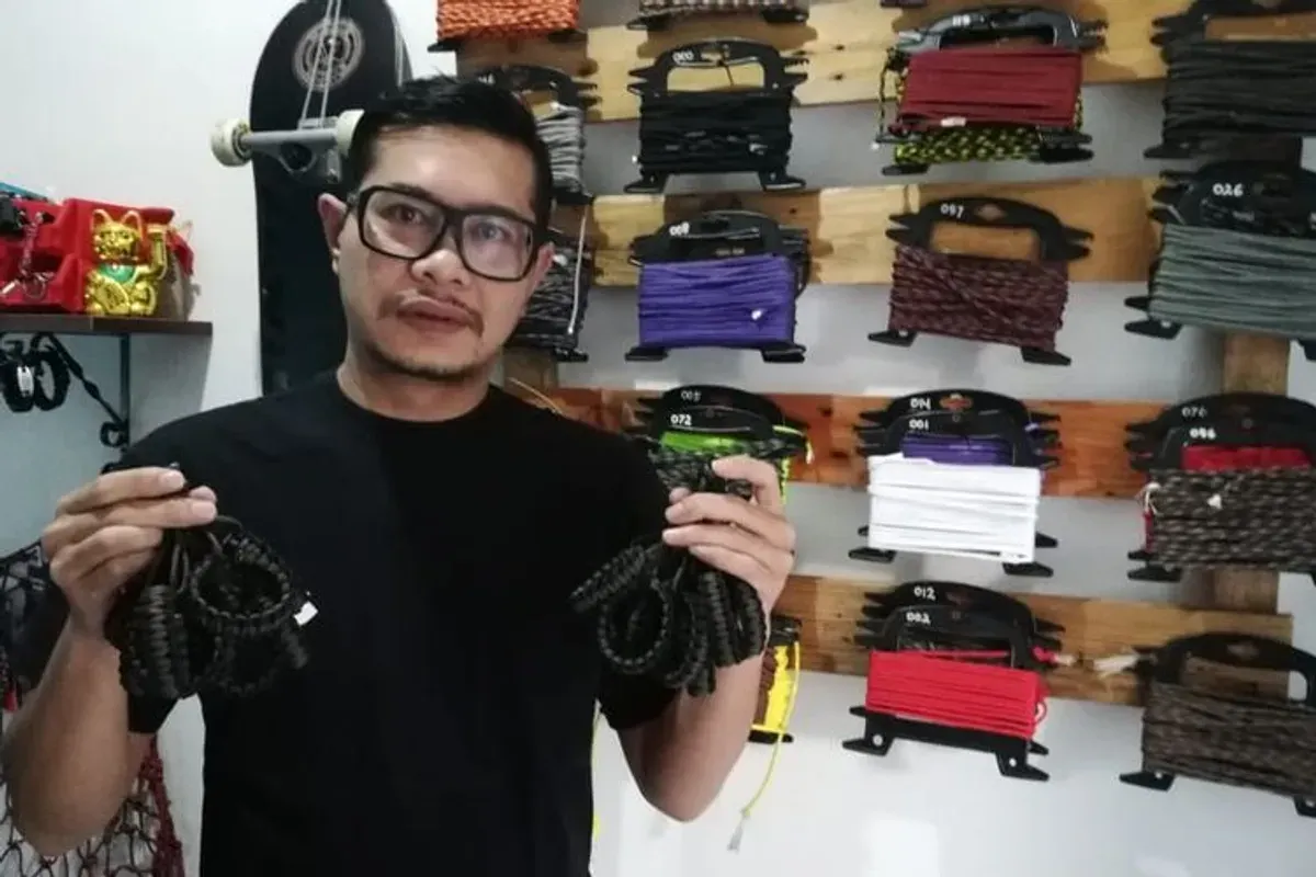 Merlin Sukmayadin pengusaha gelang tali. (Foto: Dok. Ayobandung.com)