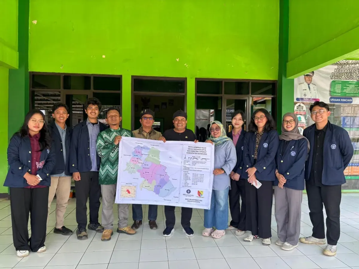 Tim KKN-T Inovasi IPB Bersama Perangkat Desa Sagaracipta