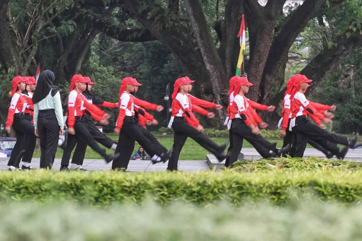 Paskibra yang terdiri dari pelajar terpilih dari sejumlah sekolah se-Kota Bandung itu berlatih untuk persiapan upacara HUT ke-79 RI pada 17 Agustus 2024. (Sumber: Ayobandung.id | Foto: Irfan Al-Faritsi)