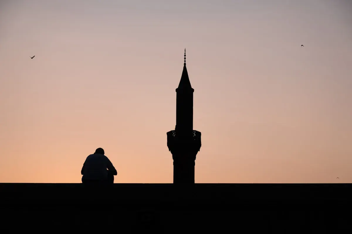 Nabi-nabi tidak mewariskan harta, tahta, atau kekuasaan. Mereka mewariskan ilmu yang membebaskan, akhlak yang mulia, dan keberanian melawan kezaliman (Sumber: Pexels/Ahmet Çığşar)