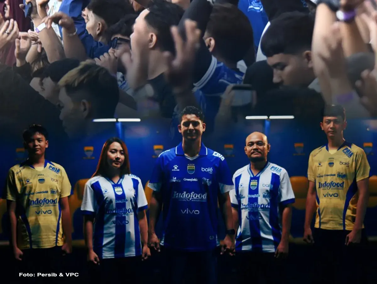 Ketum Viking Persib Club (VPC), Tobias Ginanjar menjadi salah satu model video peluncuran jersey Persib Bandung untuk mengarungi kompetisi Super League 2025/2026. (Sumber: Persib, VPC)
