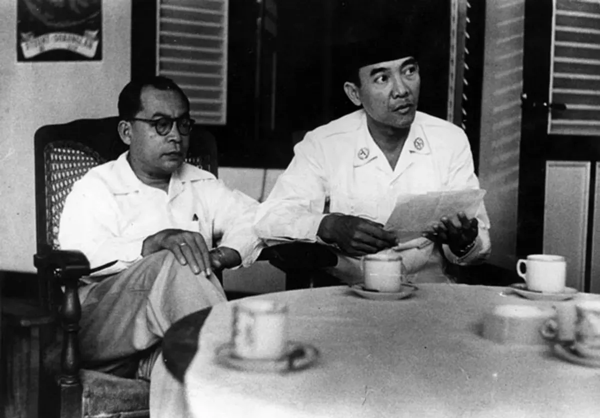 Mohammad Hatta (kiri) dan Soekarno (kanan) dalam sebuah kesempatan. (Sumber: Wikimedia)