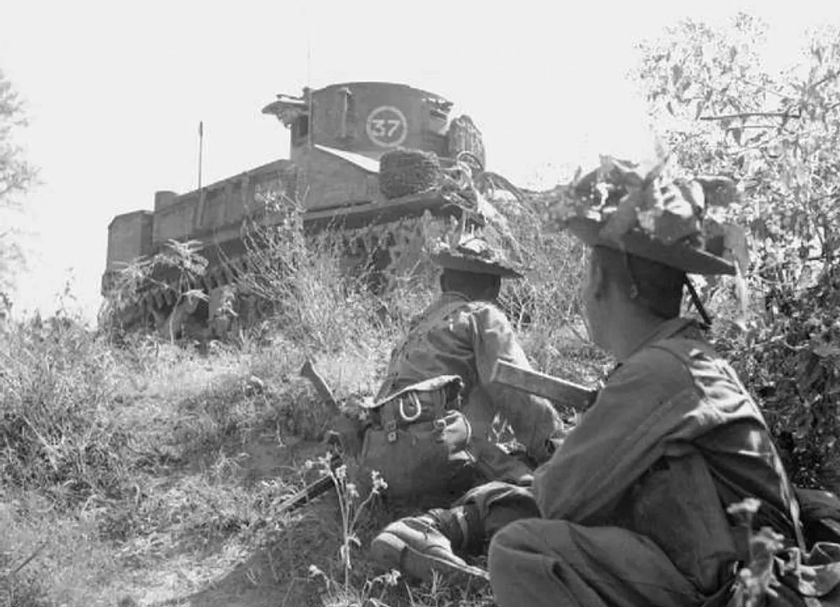 Tank pasukan Gurkha dalam sebuah pertempuran di Asia Tenggara tahun 1945. (Sumber: Imperial War Museums)