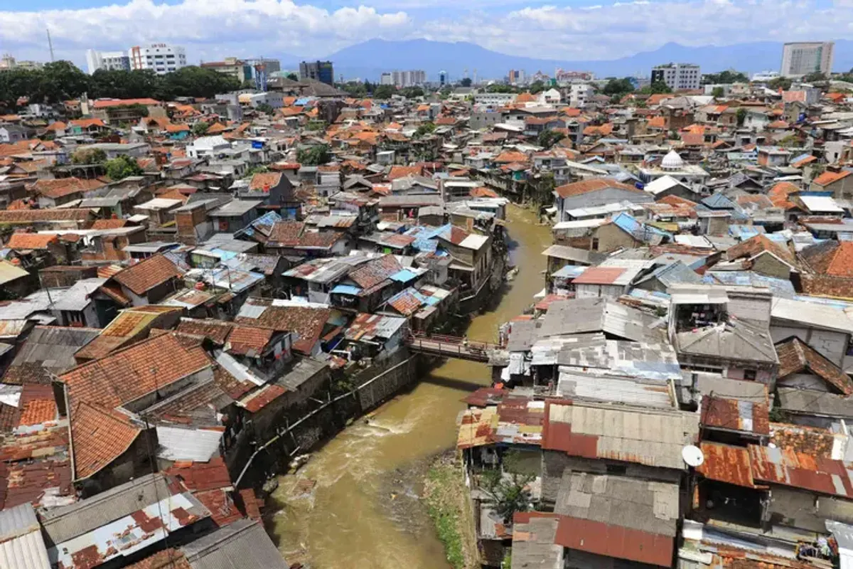 Sungai Cikapundung mengalir di sela pemukiman padat kawasan Tamansari, Bandung. (Sumber: ayobandung.com | Foto: Irfan Al-Faritsi)