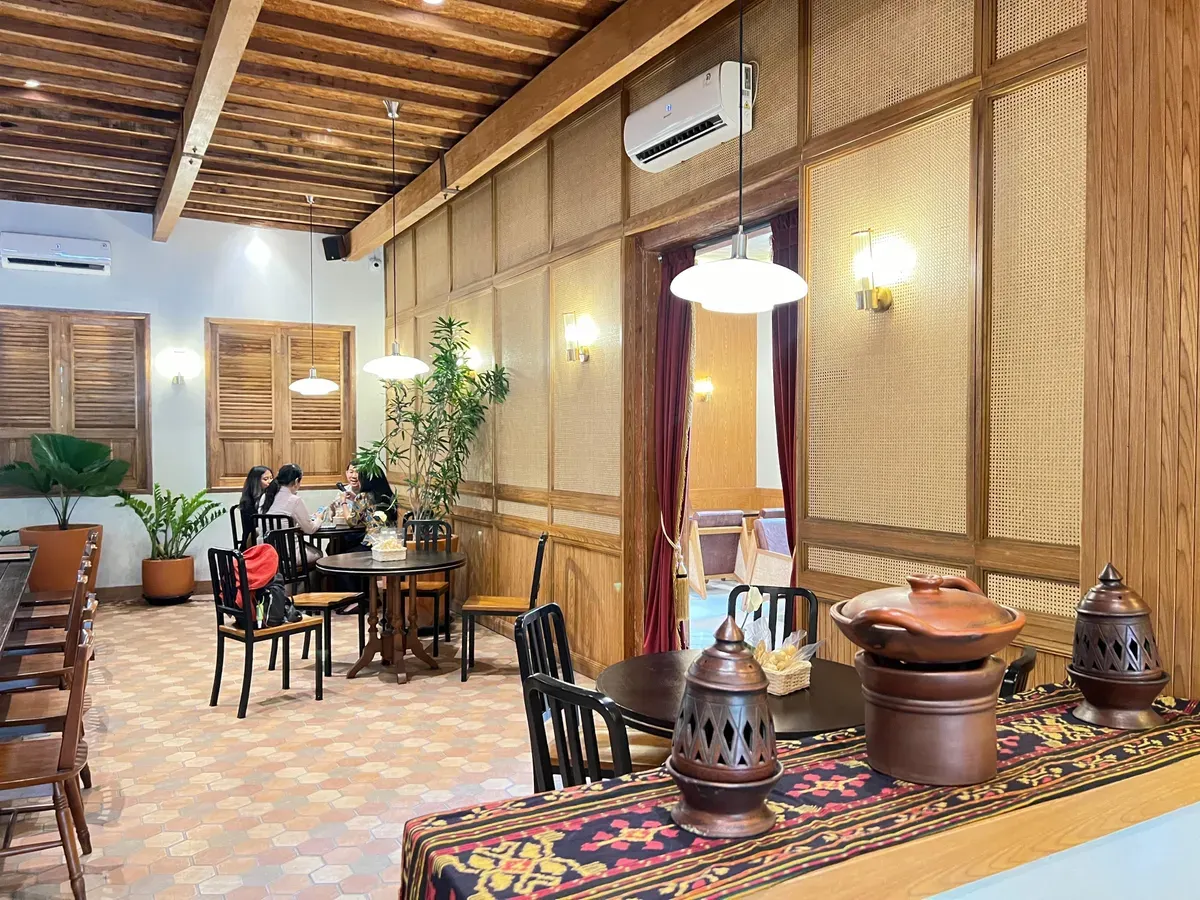 Pamor Kuliner Nusantara berdiri di Jalan LL.RE.Martadinata, Bandung. (Sumber: Ayobandung.id | Foto: Eneng Reni Nuraisyah Jamil)
