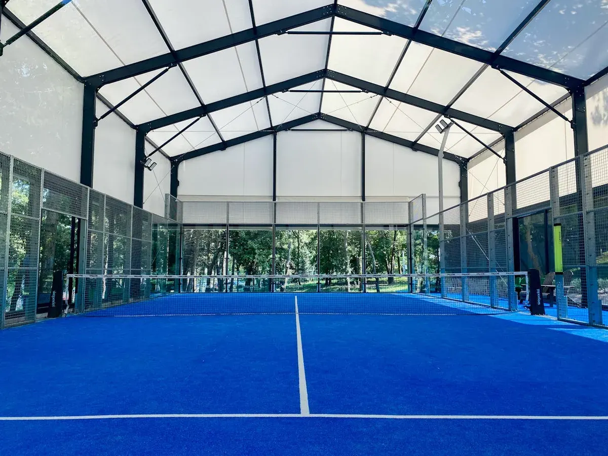 Lapangan padel bermunculan di berbagai titik kota, ramai dipadati oleh anak muda dan pekerja yang menjadikan padel sebagai pilihan gaya hidup. (Sumber: Pexels/Ercan Evcimen)
