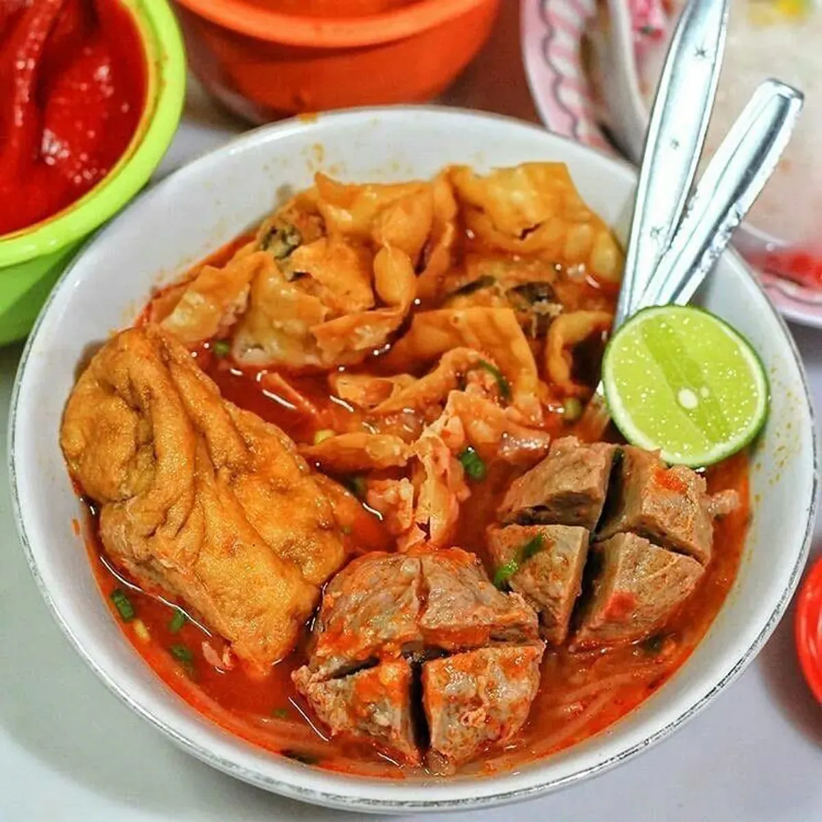 Baso Urat Saturnus yang memiliki kuah pedas. (Foto: Dok. Ayobandung.com)