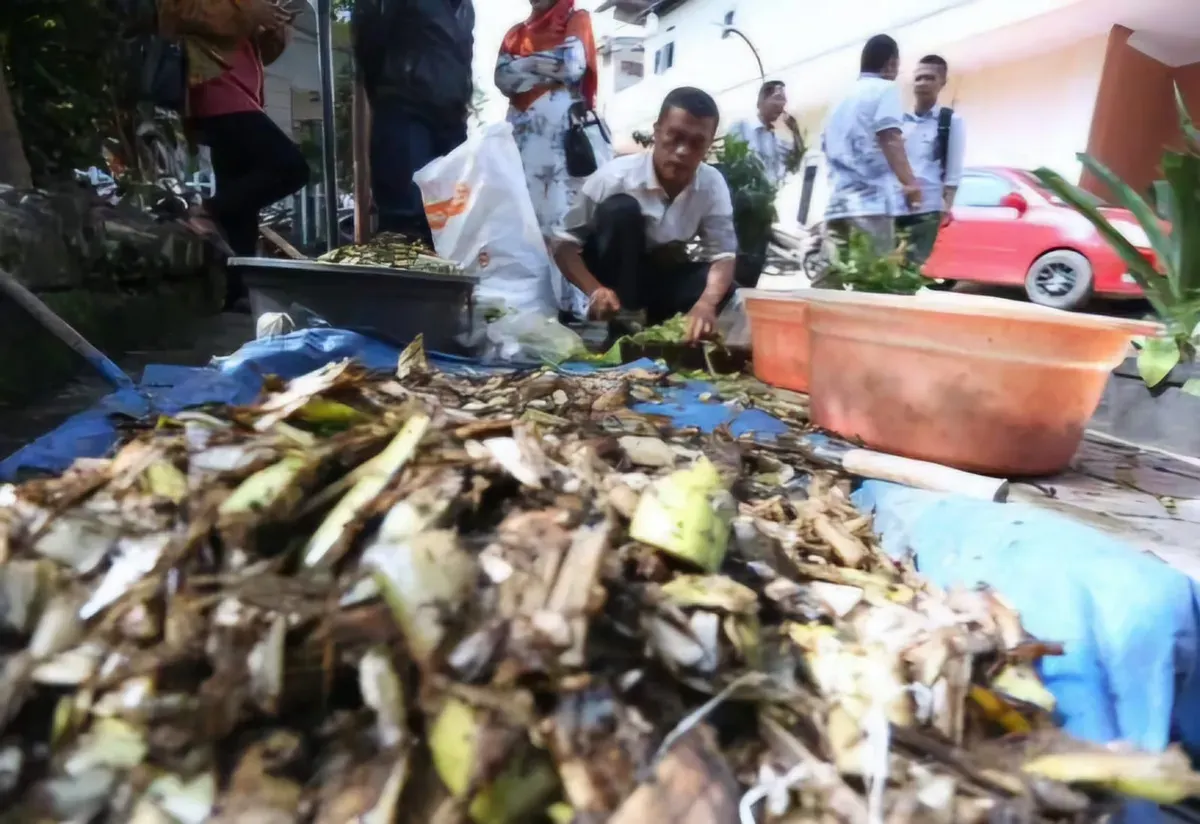Wanjat Kastolani tidak sedang menciptakan teknologi revolusioner. Ia justru menantang paradigma lama dengan pendekatan yang nyaris tak terdengar, menyelesaikan sampah dari akarnya. (Sumber: Ayobandung.id)