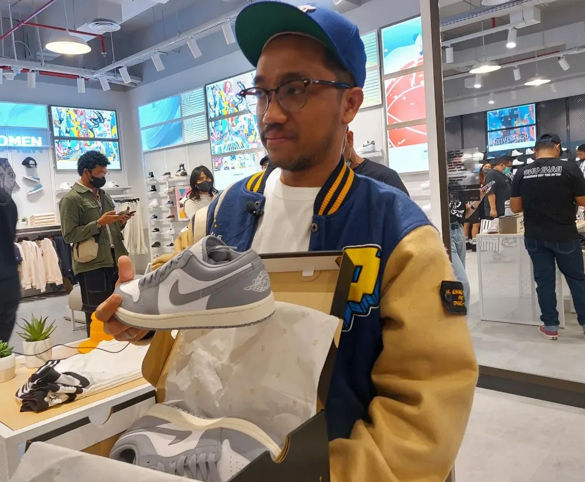 Adi Wardana, seorang disk jockey asal Kota Bandung yang menjadikan sneaker sebagai bagian dari identitas dan narasi hidupnya. (Sumber: Ayobandung.id | Foto: Eneng Reni Nuraisyah Jamil)