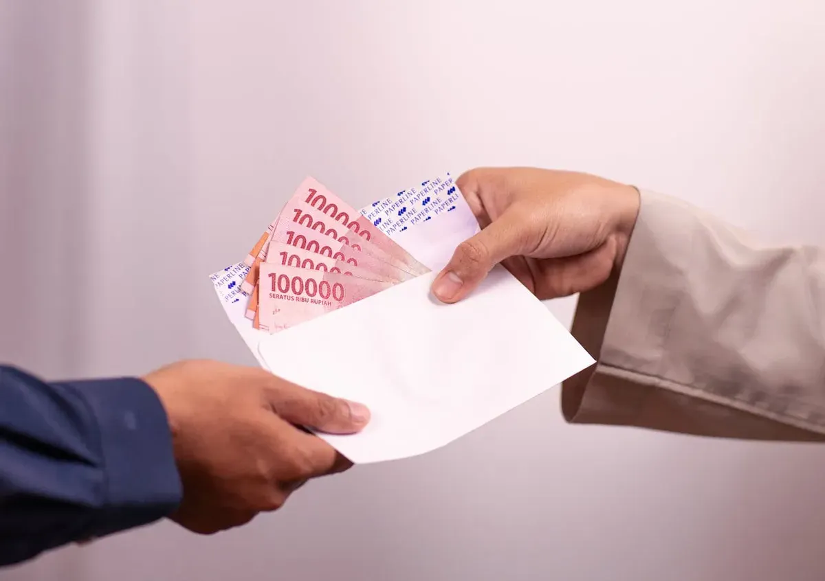 Opini ini meninjau kembali kebijakan yang putuskan atas pemblokiran rekening bank oleh pemerintah. (Sumber: Pexels/Defrino Maasy)